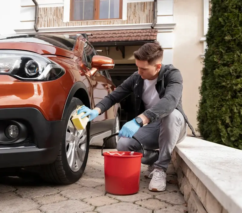 Lavage auto à domicile Saint-Laurent-de-Brèvedent : professionnel intervenant sur un véhicule
